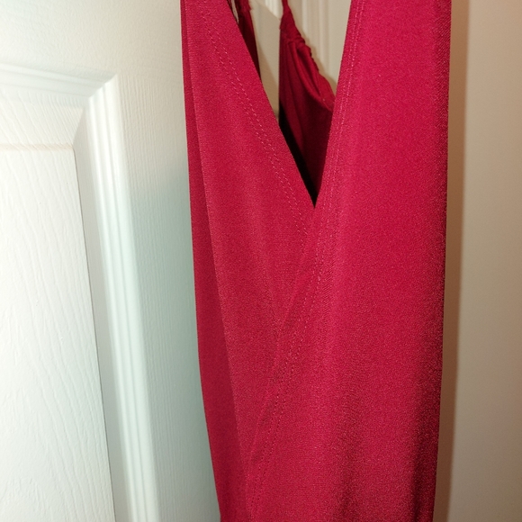 Sleeveless, strappy red dress - Picture 4 of 7